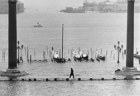 Gianni Berengo Gardin - Acqua alta in piazzetta - 1958 ca.