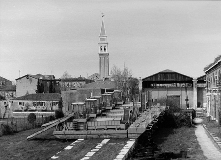 Barche per asporto alghe poggianti in secco su uno degli Scali in pietra del 1877